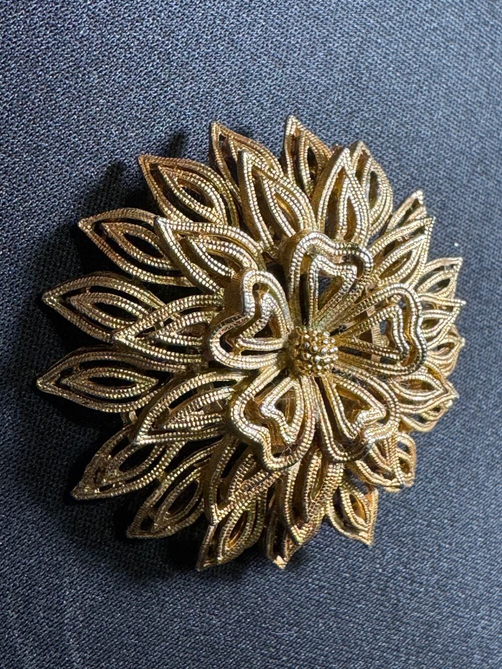 Vintage Lisner 3D Flower Brooch